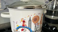 Выварила кастрюли по забытому рецепту из 90-х : блестят как новые - потом выбросите все чистящие средства