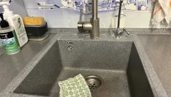 Полотенце на плиту, пассатижи в слив: эти 7 фишек в уборке подсмотрела у иностранного клинера