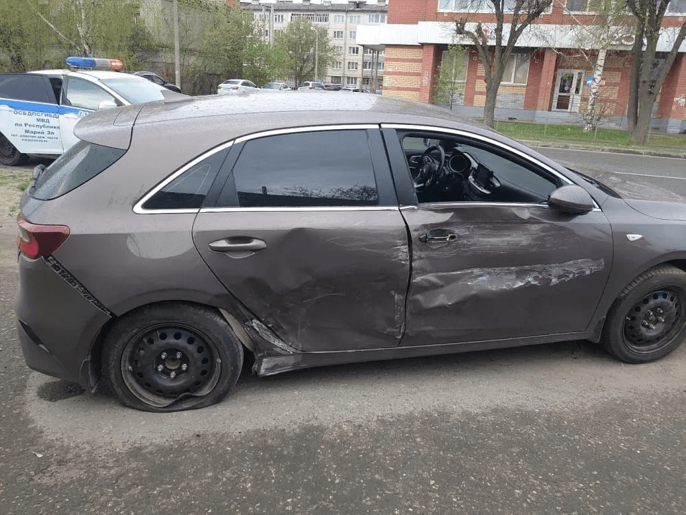Неизвестный водитель устроил аварию в центре Йошкар-Олы и исчез