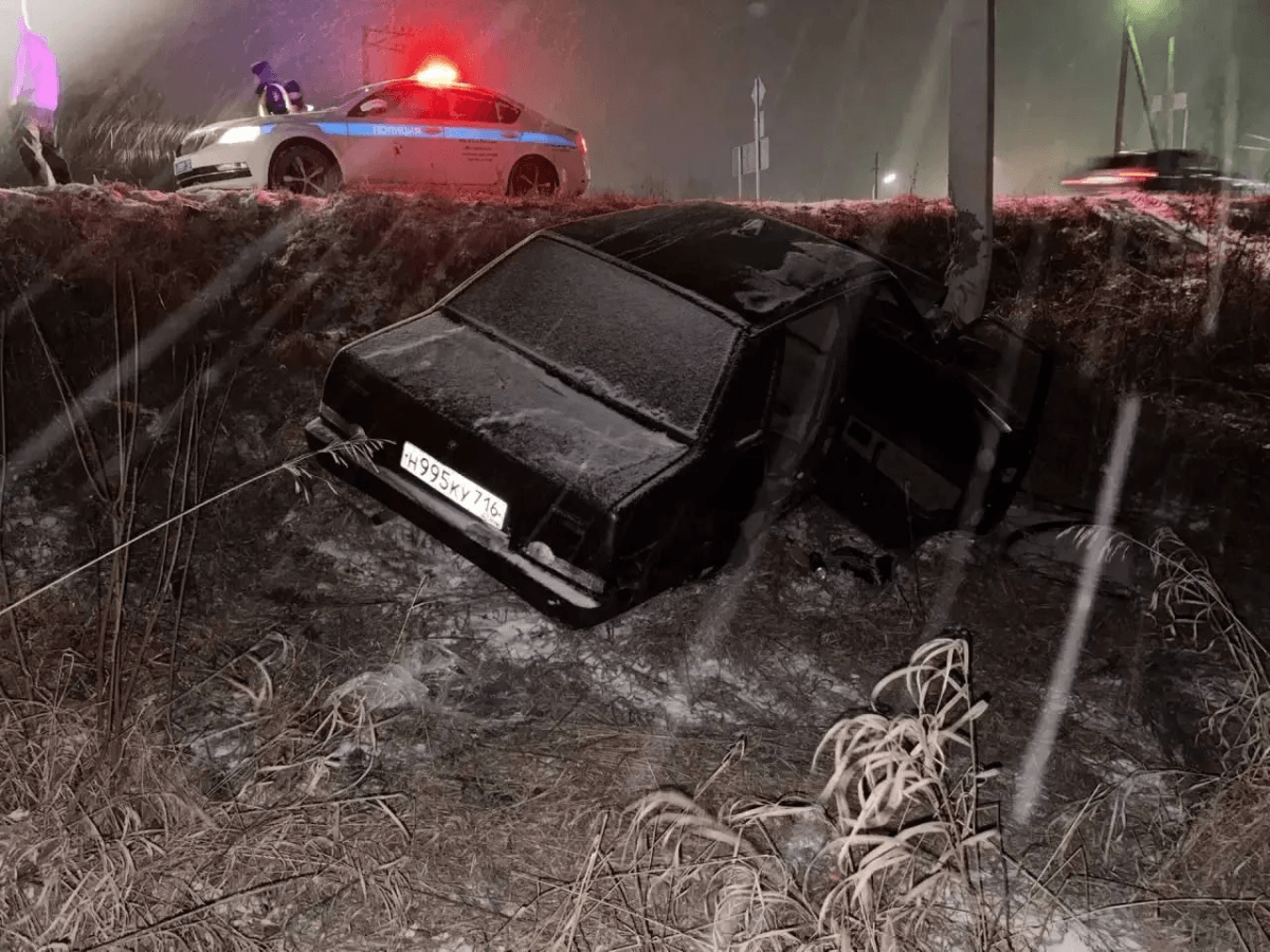 Молодой водитель на «летней» резине перевернулся в Волжском районе