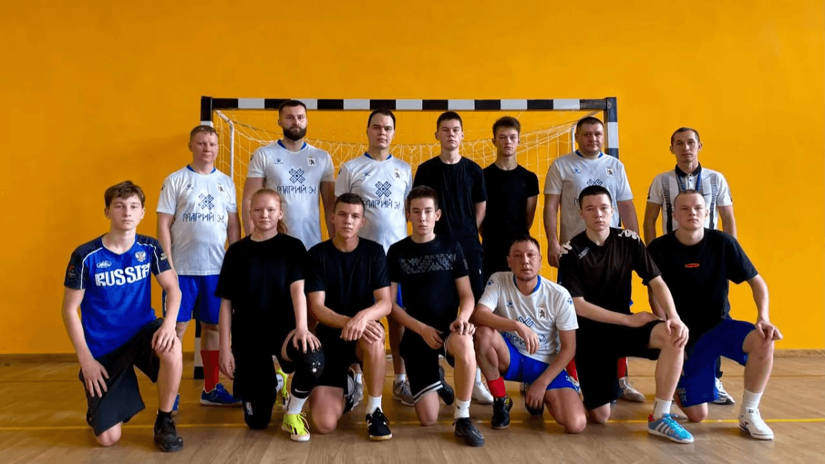 Футбол без возрастных границ: в Марий Эл следователи и школьники сыграли вместе