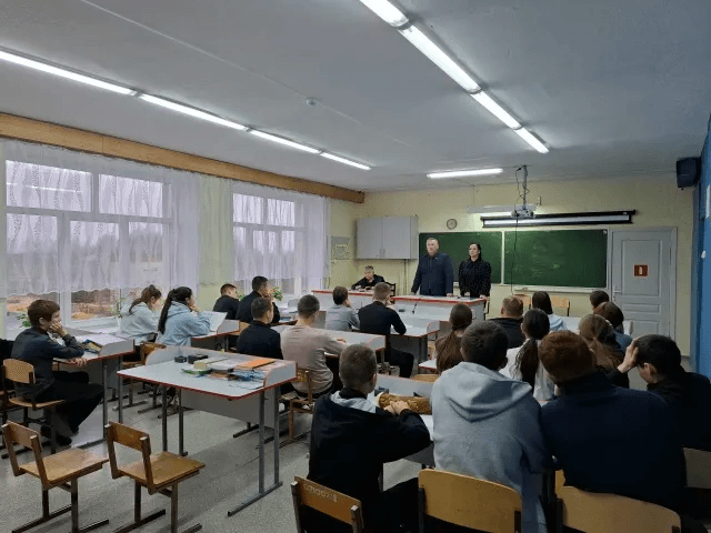 В Емешевской  школе прошел урок правовой грамотности для старшеклассников