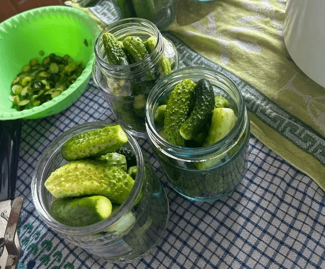 Почему огурцы становятся мягкими и кислеют: единственный ингредиент, который действительно портит закуску