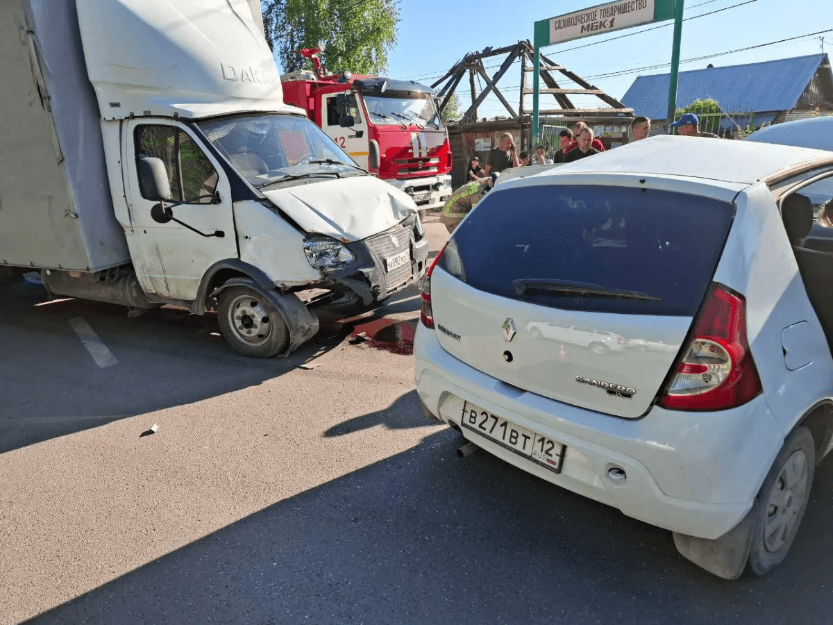 Два пассажира иномарки пострадали в ДТП в Волжске