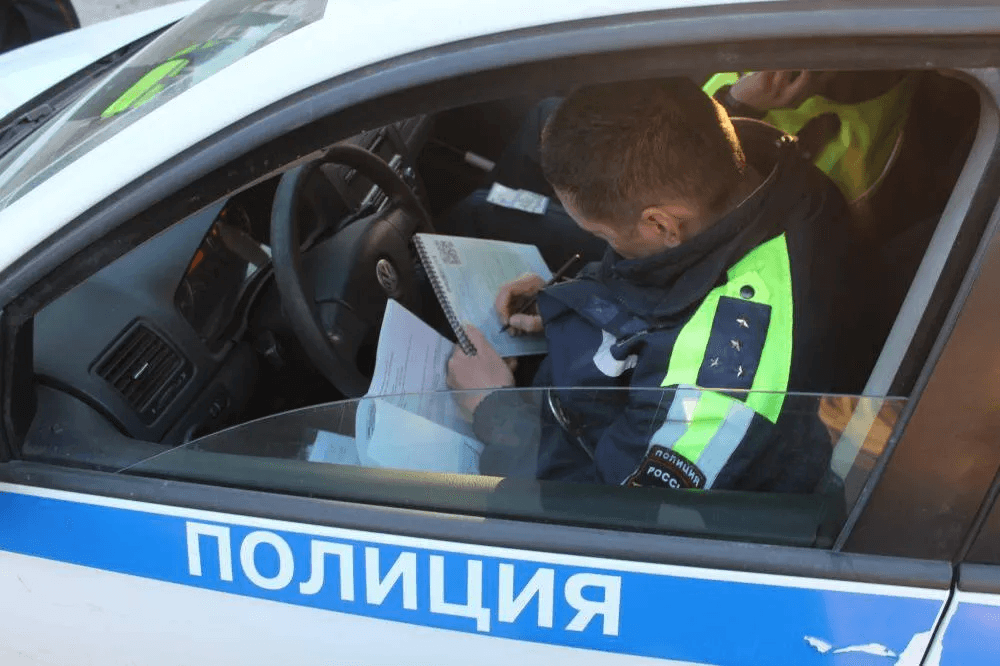 В Йошкар-Оле автомобиль сбил ребёнка во дворе жилого дома