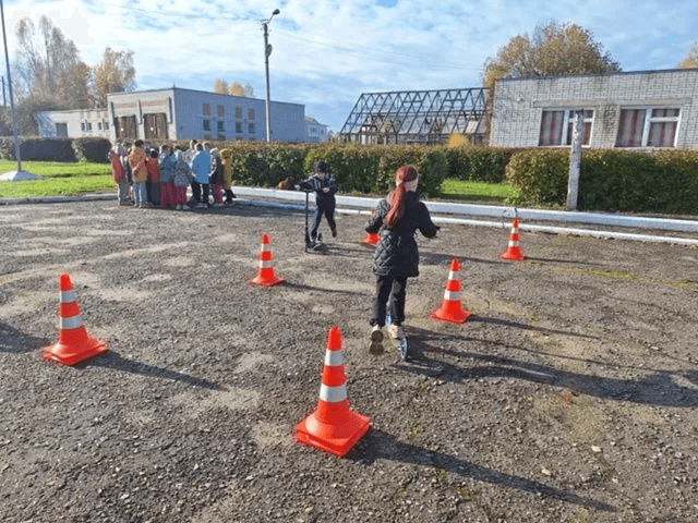 Педагоги мобильного комплекса «Лаборатория безопасности» продолжают путешествовать по школам и обучать детей правилам дорожного движения