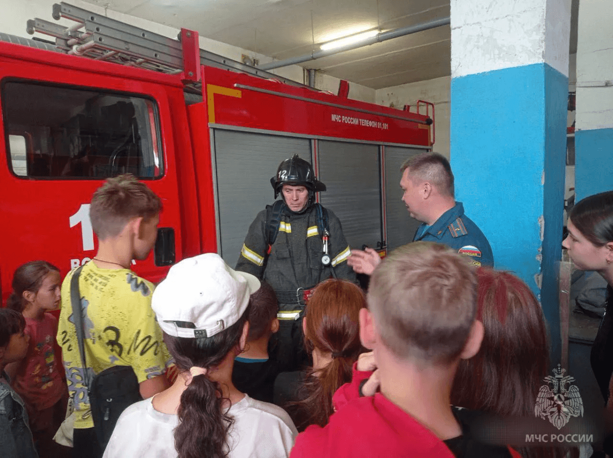 Дети из Красноярской школы посетили пожарно-спасательную часть в Волжске и попробовали себя в роли пожарных
