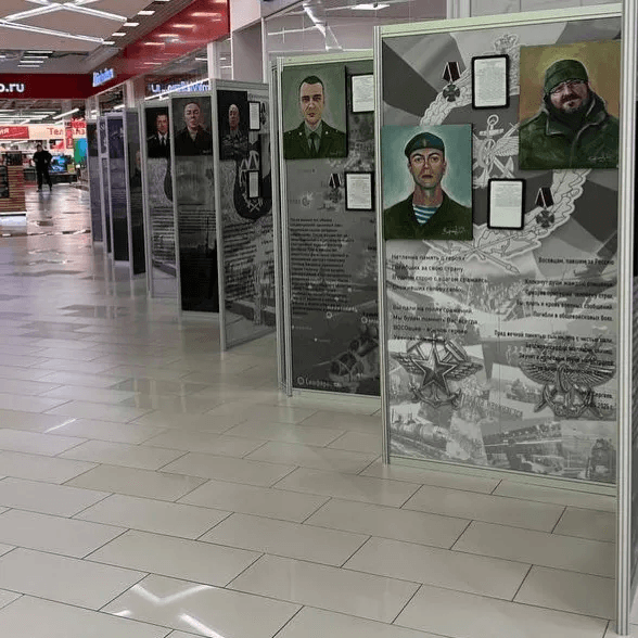 В одном из ТЦ Йошкар-Олы открыли выставку с портретами бойцов СВО «Они сражались за Родину»