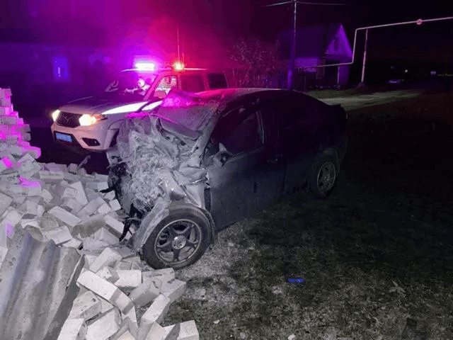 Водитель Kia погиб, врезавшись в груду кирпичей в деревне Носелы