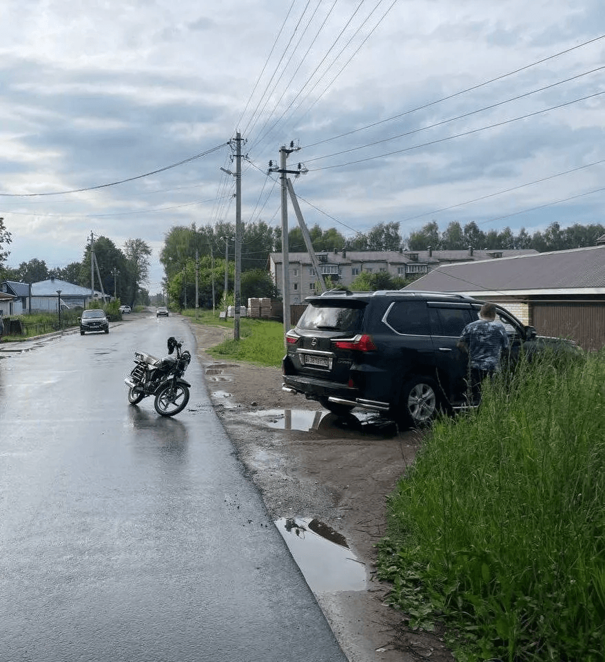 В Волжском районе дорогу не поделили Lexus и мопед