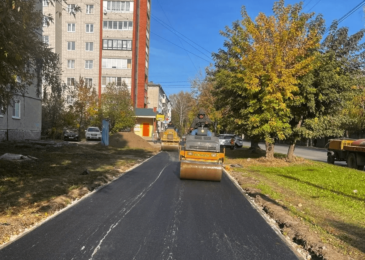 На восьми улицах Йошкар-Олы продолжают обновлять тротуары и дворы