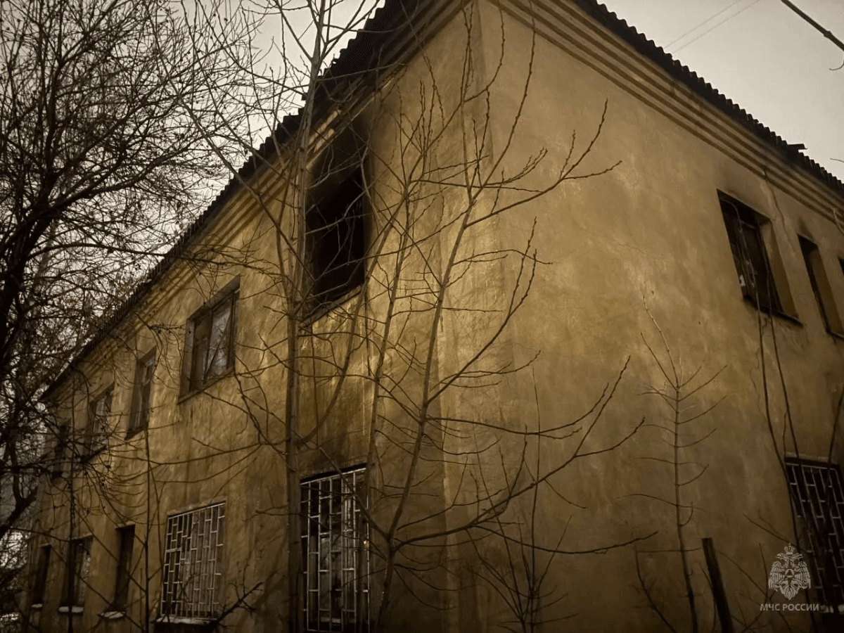 В Йошкар-Оле пожарные эвакуировали 10 человек из горящего дома