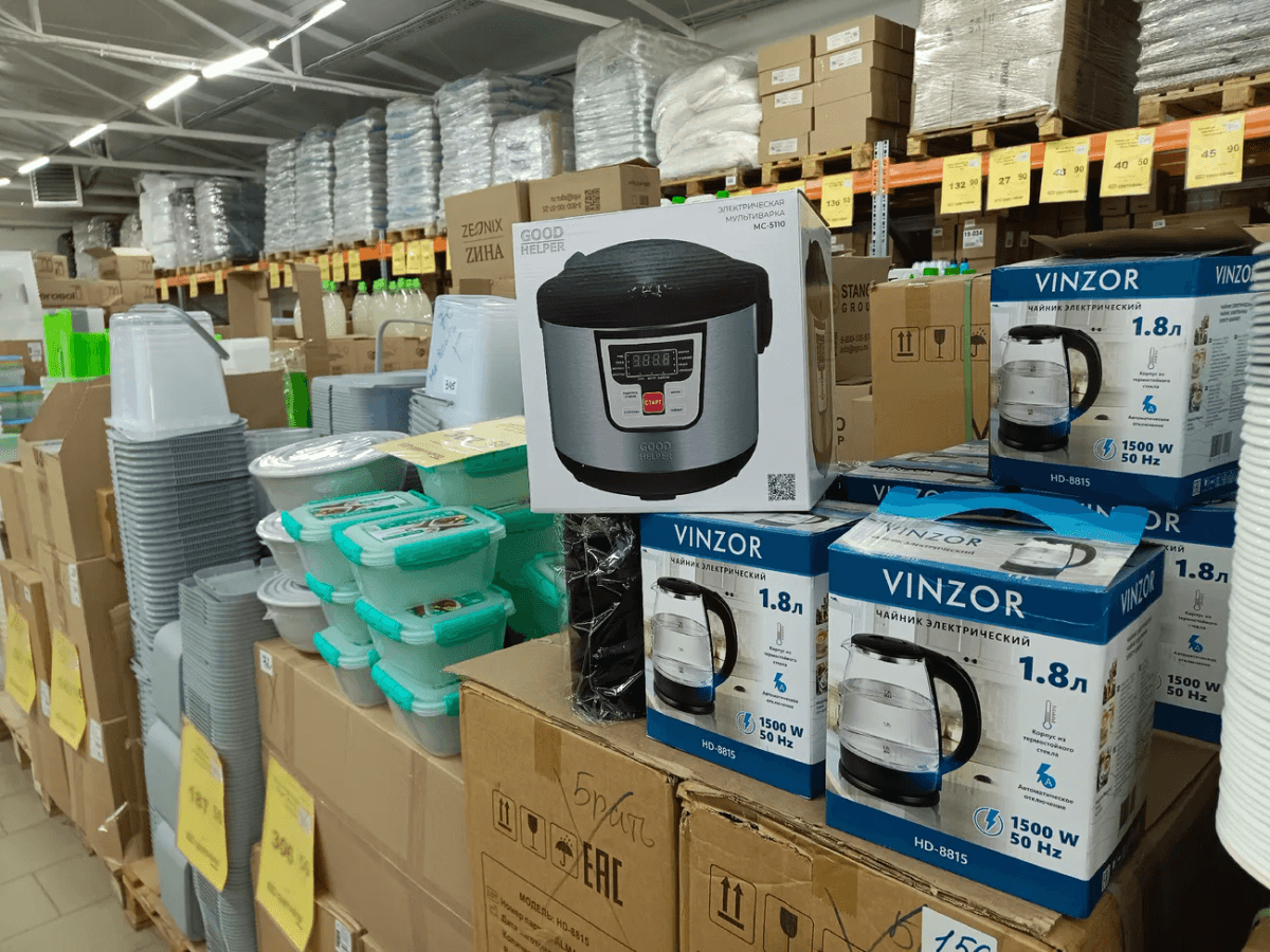 В хозяйственном отделе "Светофора" много всего интересного по низким ценам