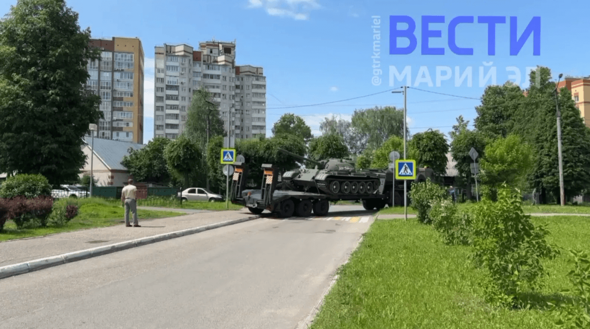 Танк Т-55 после шествия 9 Мая вернули в парк Победы в Йошкар-Оле 