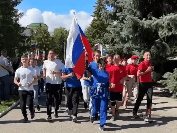 В Йошкар-Оле в честь Дня флага прошёл массовый забег Триколор