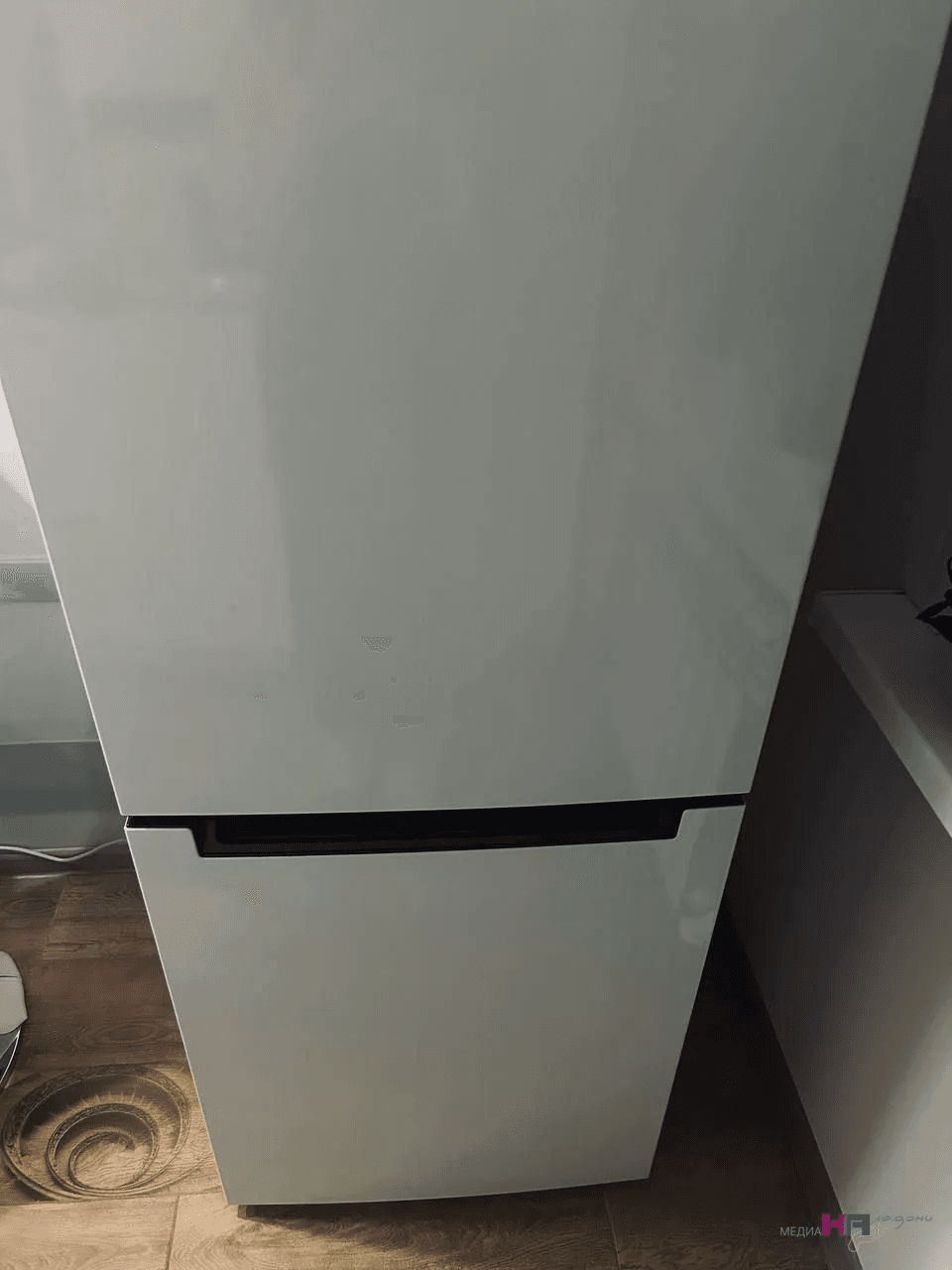 Воткнул зубочистку между дверцей холодильника и корпусом - решил одну вечную проблему