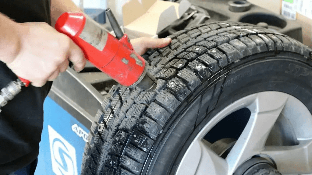 Имеет ли смысл дошиповывать зимнюю резину: рассказываю, что лучше реставрацию или покупка новой - что выгодней