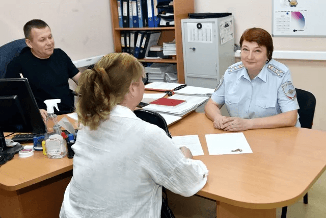Жительница Йошкар-Олы поблагодарила полицейских за найденный золотой браслет 