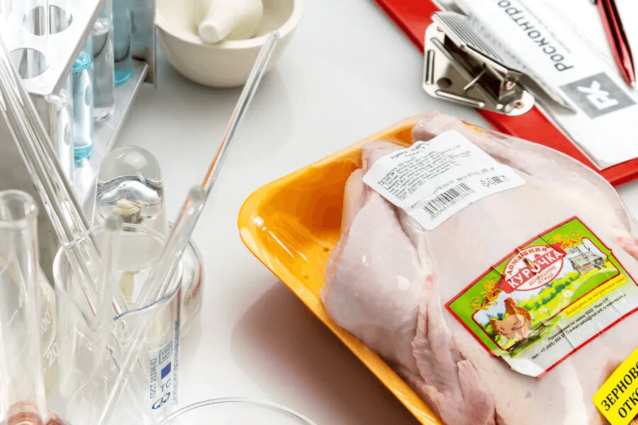 Не первой свежести: Росконтроль обнаружил на прилавках старое мясо цыплят-бройлеров — еще и обработано растворами