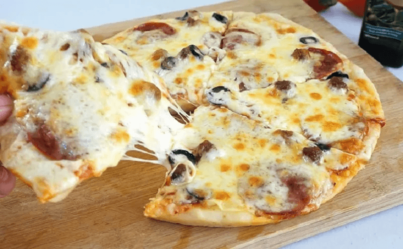 Пицца на сковороде за 20 минут без долго замеса теста: рецепт для тех, кто не любит ждать