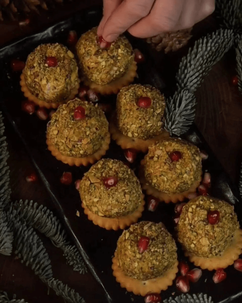 Эффектная праздничная закуска: елочные шарики из копченого лосося — они покорят гостей