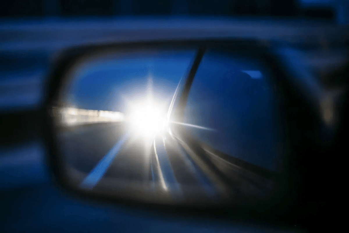 Что делать, если слепит автомобиль сзади: простые хитрости водителей для решения проблемы