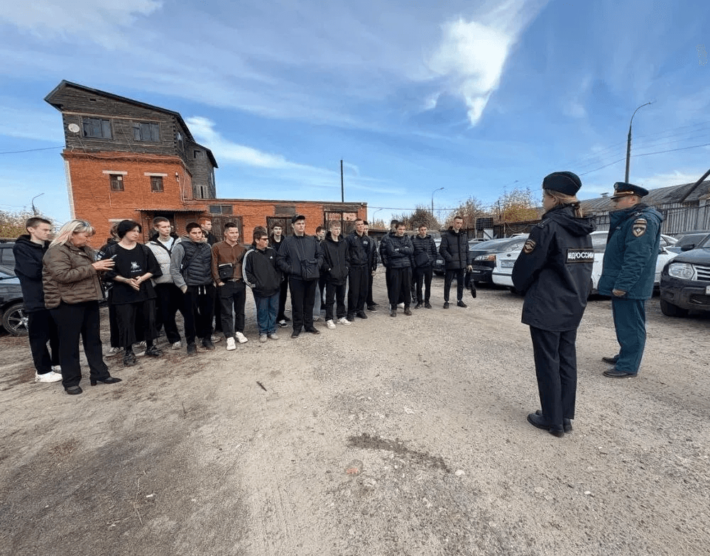 В Волжском прошла акция «Дорога ошибок не прощает» — подросткам рассказали о безопасности на дорогах