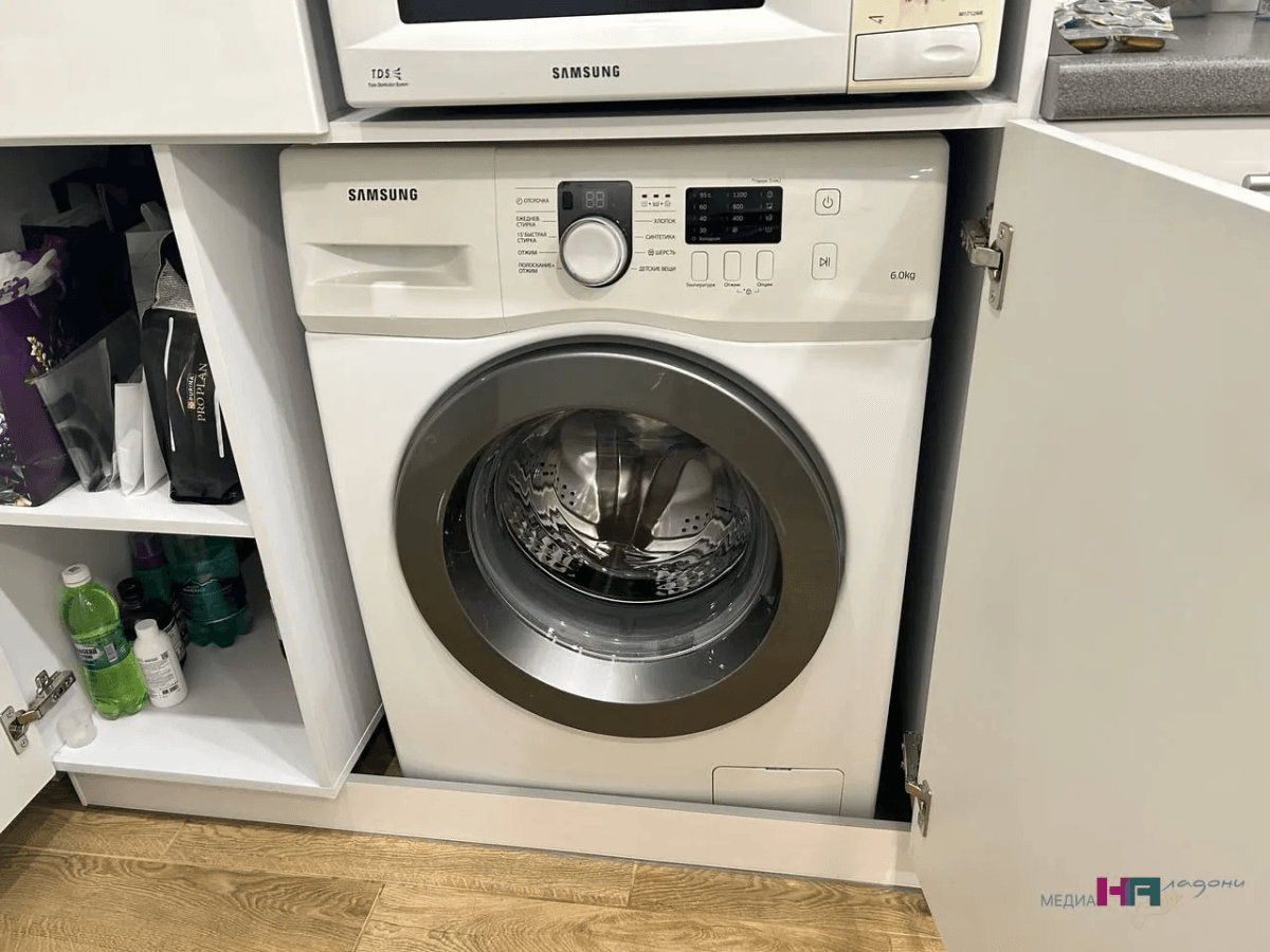 Кладу пластиковую бутылку за стиральную машинку: мелочь, а польза большая — благодарю соседа Петровича за эту мудрость