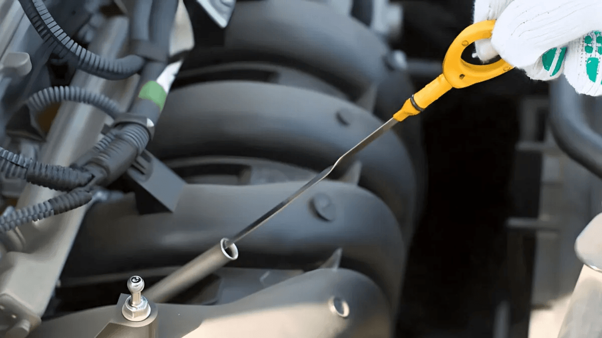 «Мало опустить щуп, проверять масло нужно по-другому»: эксперт рассказывает, как проверить уровень масла