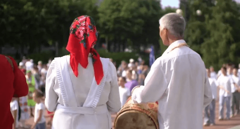 В Йошкар-Оле прошёл яркий флешмоб марийских танцев «Ой, луй модеш» в честь Дня России