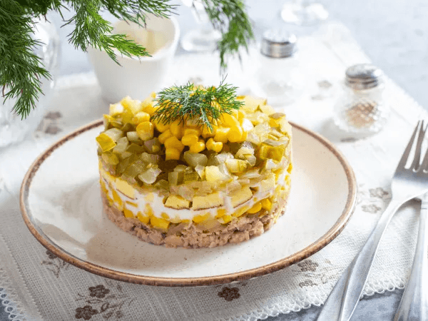 Новогодний салат за 5 минут: понадобится только баночка горбуши — остальное есть в холодильнике