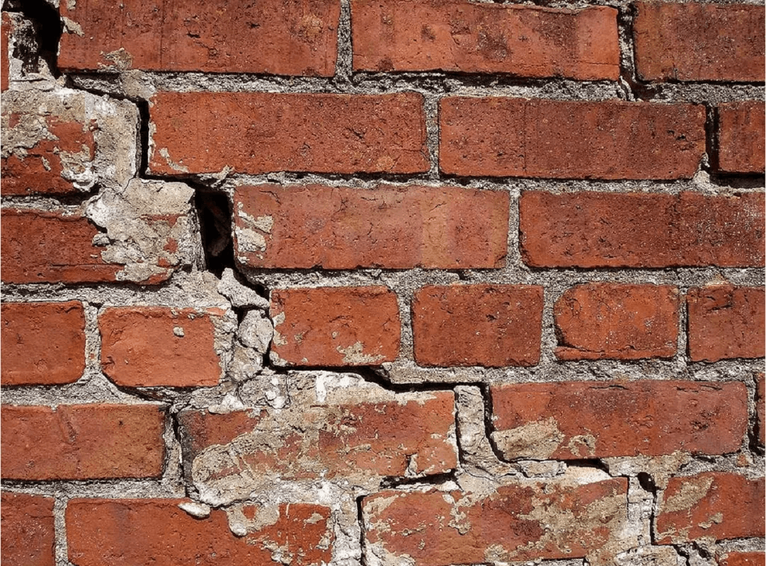 Год назад подглядел, как старый сосед решает проблемы с трещинами в стенах — теперь всегда так делаю и друзьям рассказал