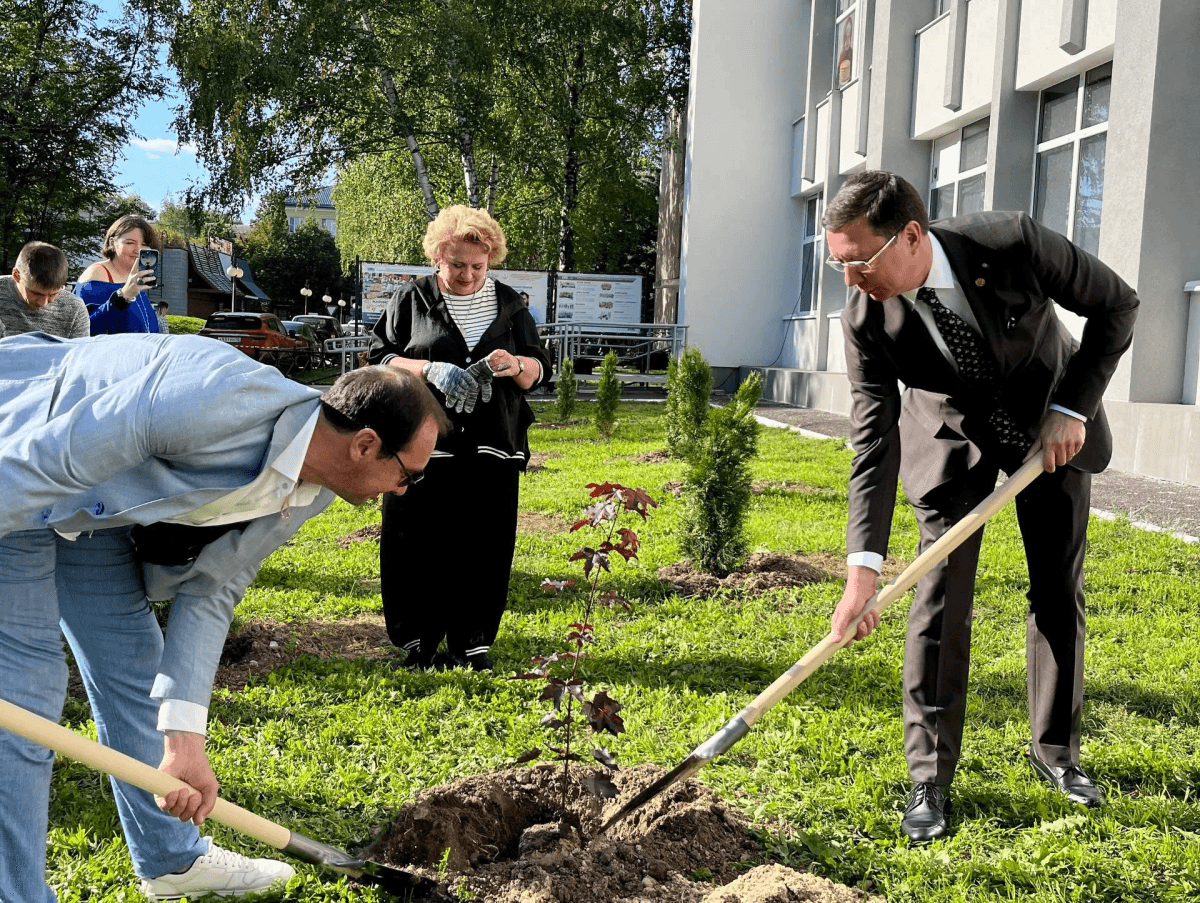В Йошкар-Оле в рамках фестиваля «Танцуй и пой, моя Россия!» посадили дерево дружбы
