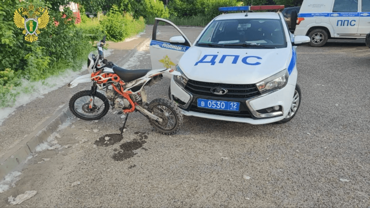 В Волжске 14-летний подросток на питбайке врезался в машину ДПС 