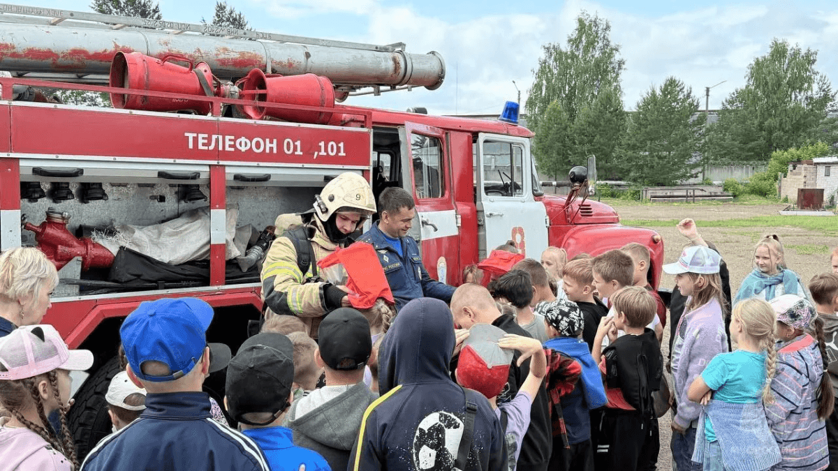 Школьники Волжска побывали в роли пожарных и узнали, как действовать при ЧС