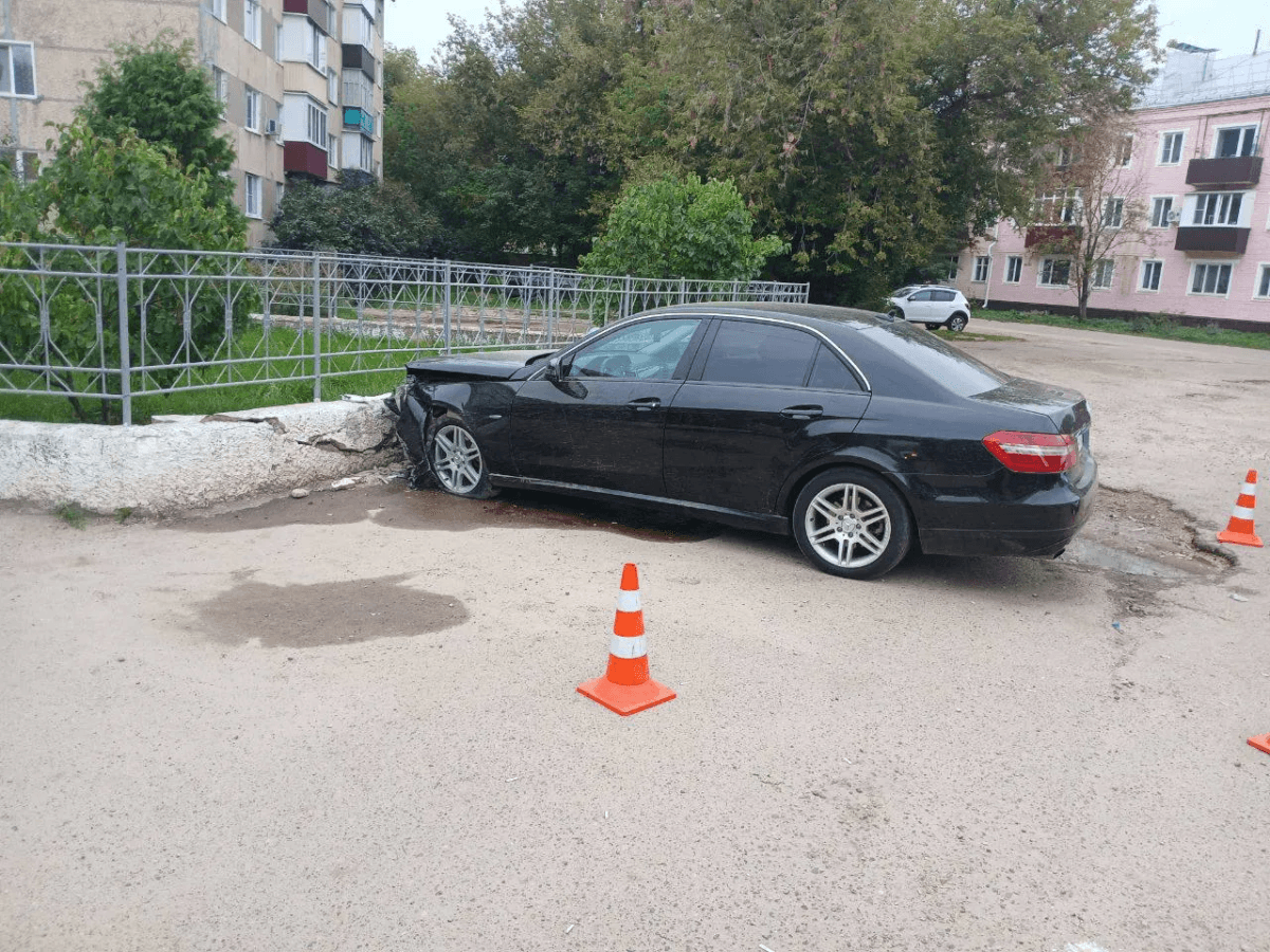 В Волжске Mercedes вылетел на бордюр — водитель оказался в больнице