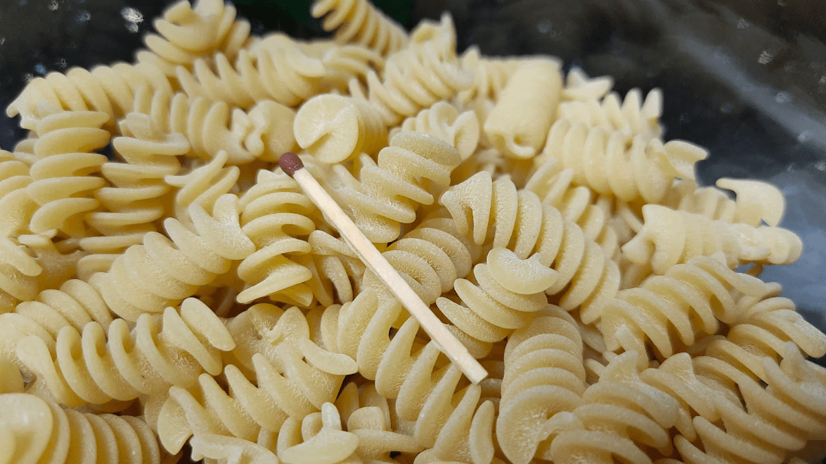 Всегда кладу одну спичку в пачку с макаронами - эта необычная хитрость выручает уже много лет