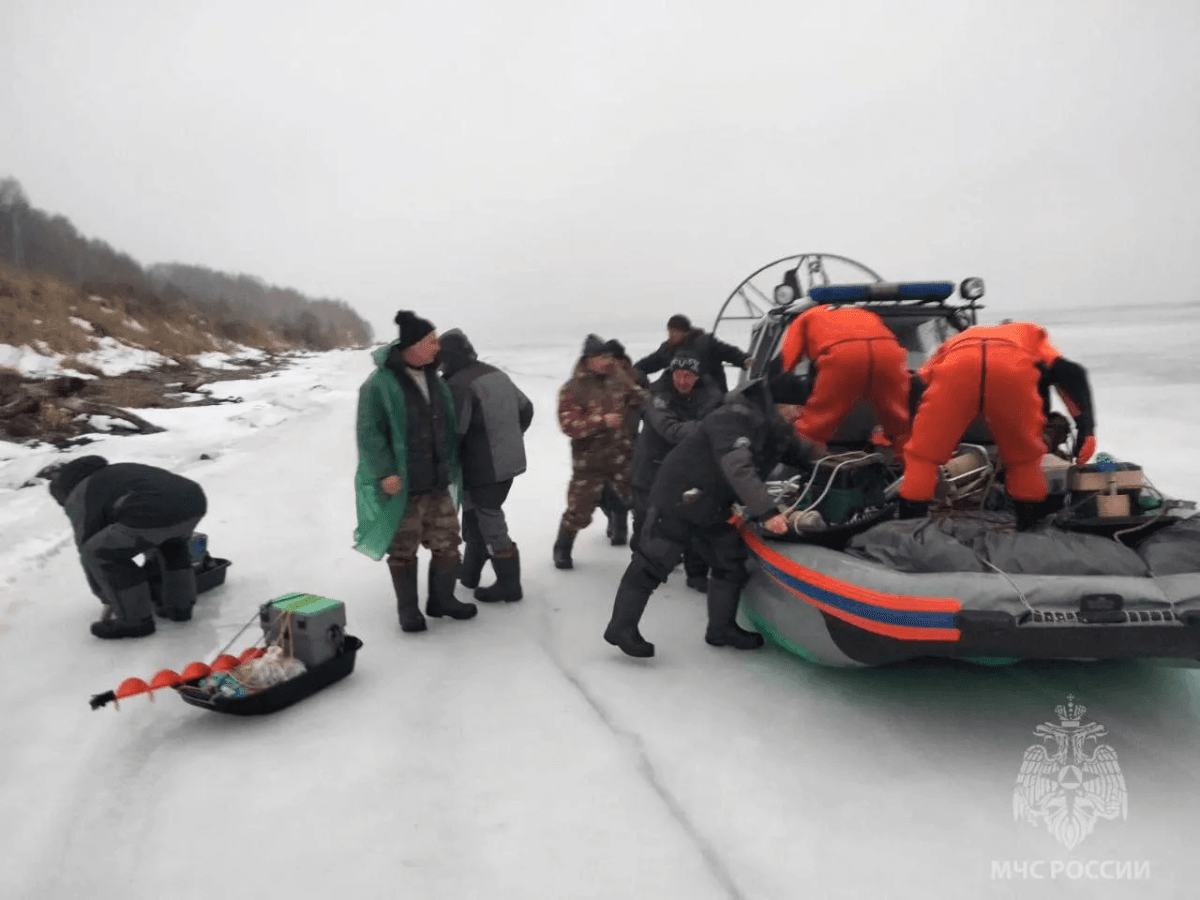 Спасатели вытащили на берег провалившегося на Волге рыбака