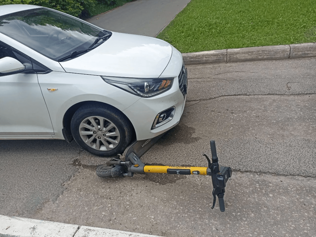 В Йошкар-Оле водитель Hyundai сбил подростка на электросамокате