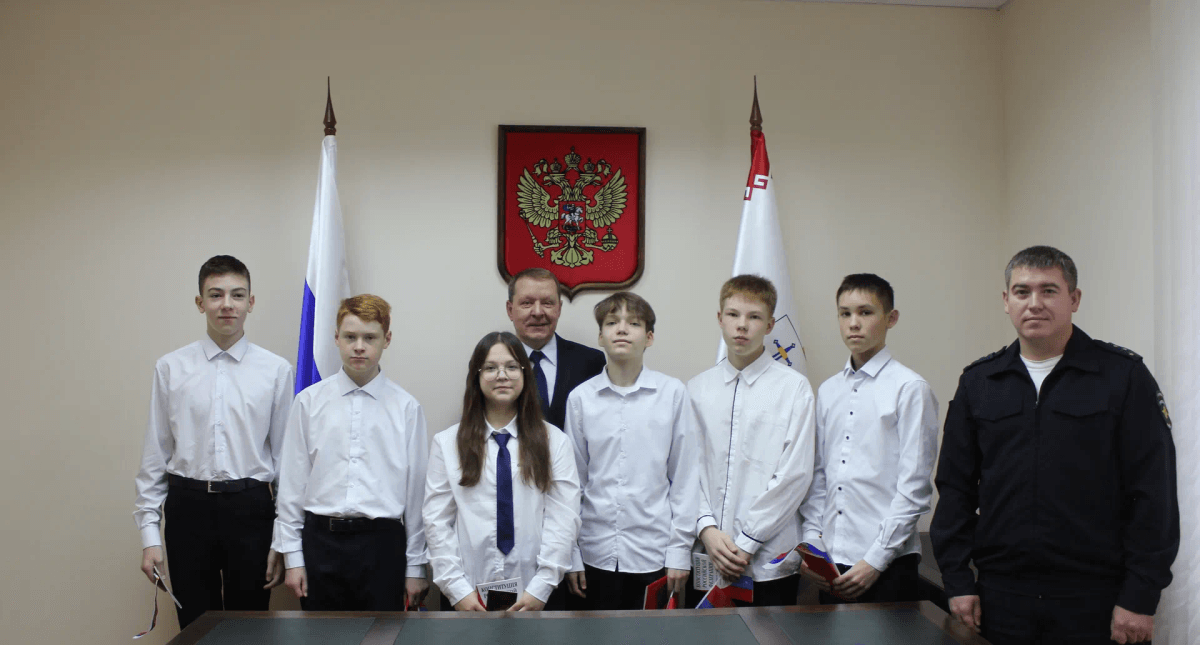 В Йошкар-Оле юным жителям торжественно вручили первые паспорта в преддверии Дня народного единства