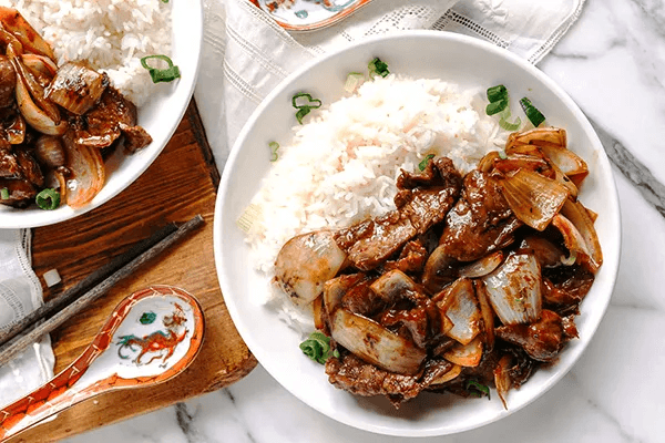 Говядина с луком по-китайски: простой репец для нежного мяса, мощного соуса, в котором неожиданная роль кетчупа