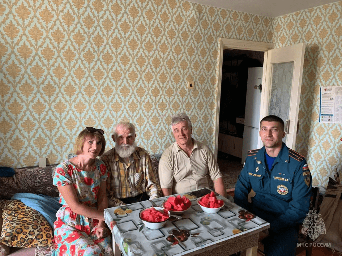 В Йошкар-Оле сотрудники МЧС отметили 93-летие ветерана войны и пожарной охраны