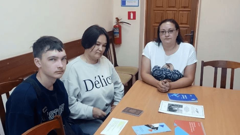 Помощь семье героя: сын из Оршанского района устроился на работу на каникулы