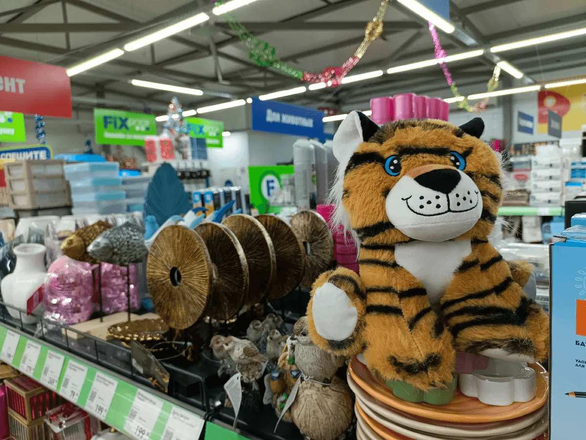Все интересное в «Фикс Прайс» уже выставили, осталось только прицениться: от плюшевых тигрят до автомобильных пылесосов