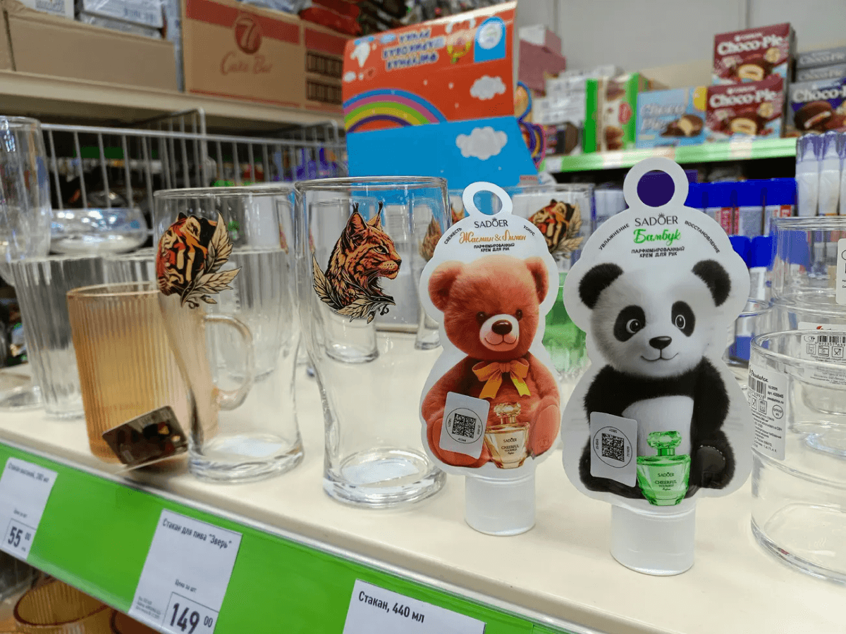 Новинки в «Фикс Прайс»: в отделах суетится персонал и выставляет товары