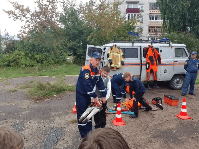 Спасатели Звенигово провели урок безопасности для школьников на воде