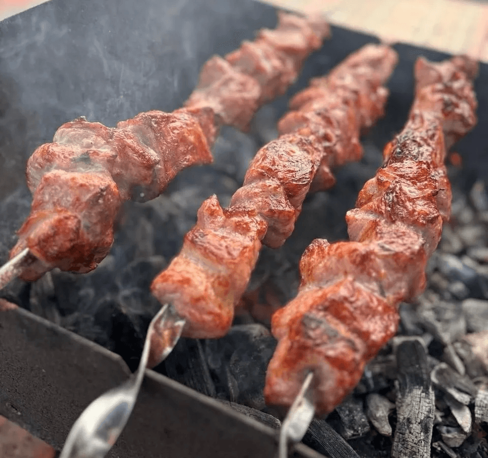 Лень доставать мангал? Готовим шашлык дома — простой маринад сделает мясо сочным и мягким