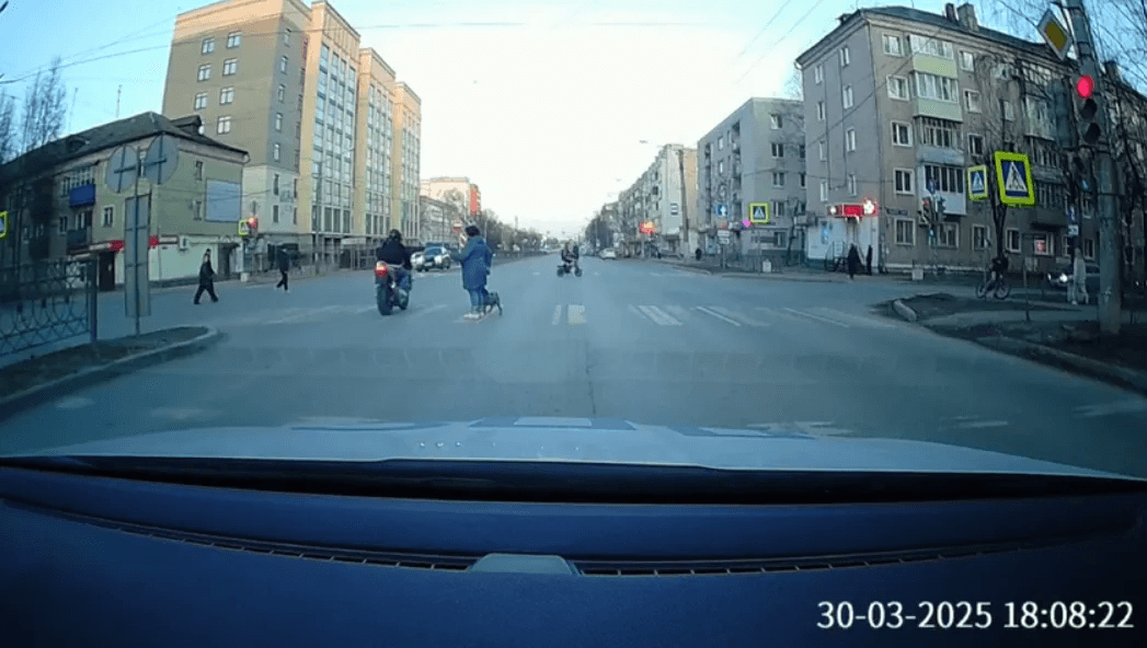 Водитель мотоцикла едва не сбил пешехода в Йошкар-Оле, проезжая перекресток на красный