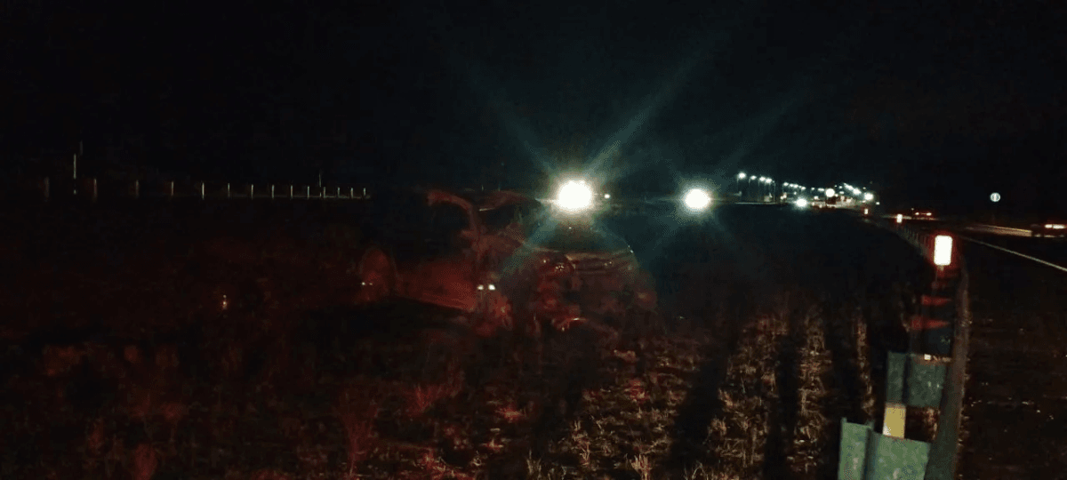 На трассе под Йошкар-Олой автомобиль врезался в отбойник и перевернулся