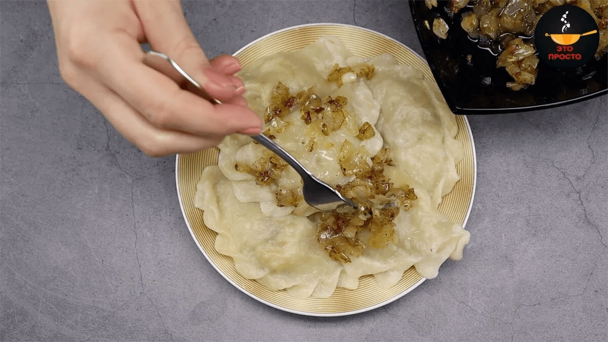 Тонкое тесто, которое не развалится: идеальные вареники с капустой по семейному рецепту